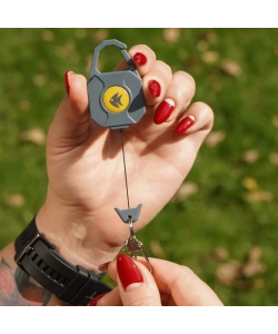 800_light-carabiner-reel-clip-01-min